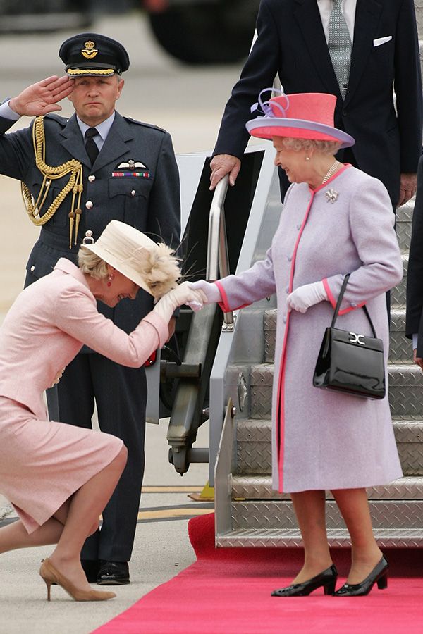 英國女王多次出席活動搭配launer london包款