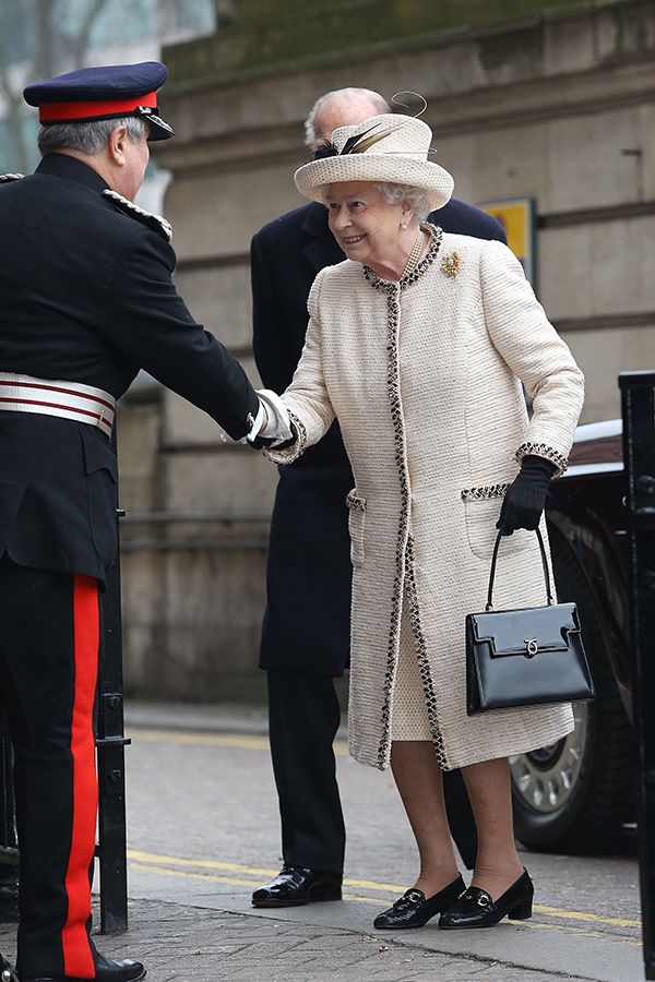 英國女王搭配黑色launer london包包