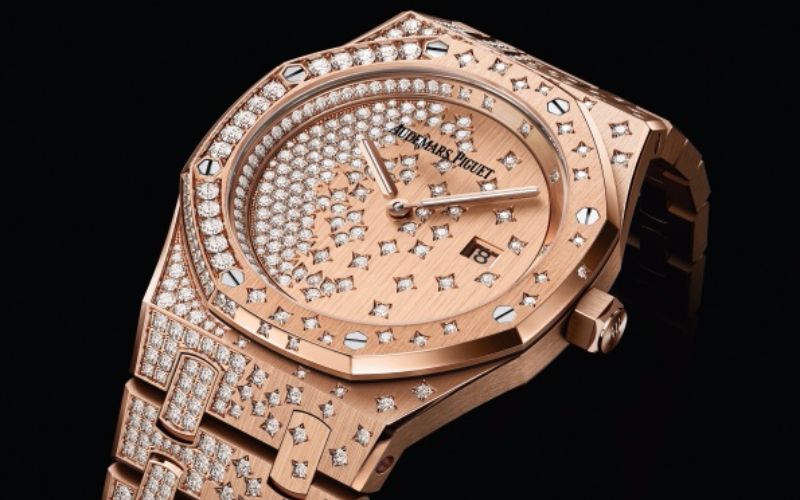 Analog watch, Watch, Watch accessory, Fashion accessory, Jewellery, Brown, Brand, Diamond, Metal, Gold, 