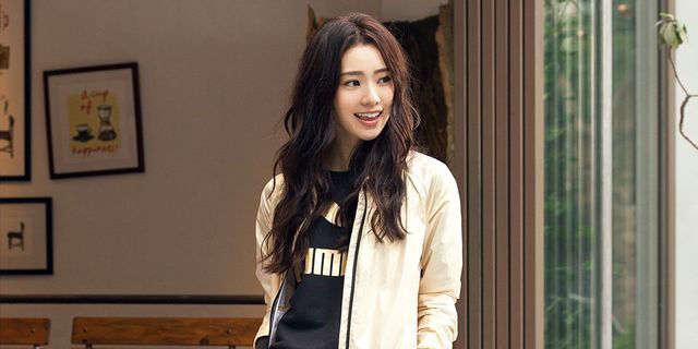 Brown, Sleeve, Shoulder, Textile, Outerwear, Furniture, Style, Curtain, Knee, Street fashion, 