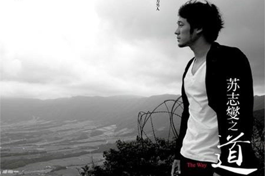 Sleeve, Style, Atmospheric phenomenon, Monochrome photography, Black hair, Monochrome, Flash photography, Hill station, Black-and-white, Model, 