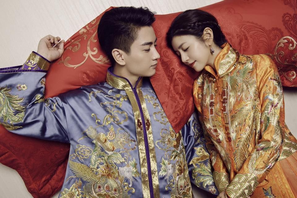 陳妍希和陳曉穿上中國設計師郭培所設計的禮服迎親。