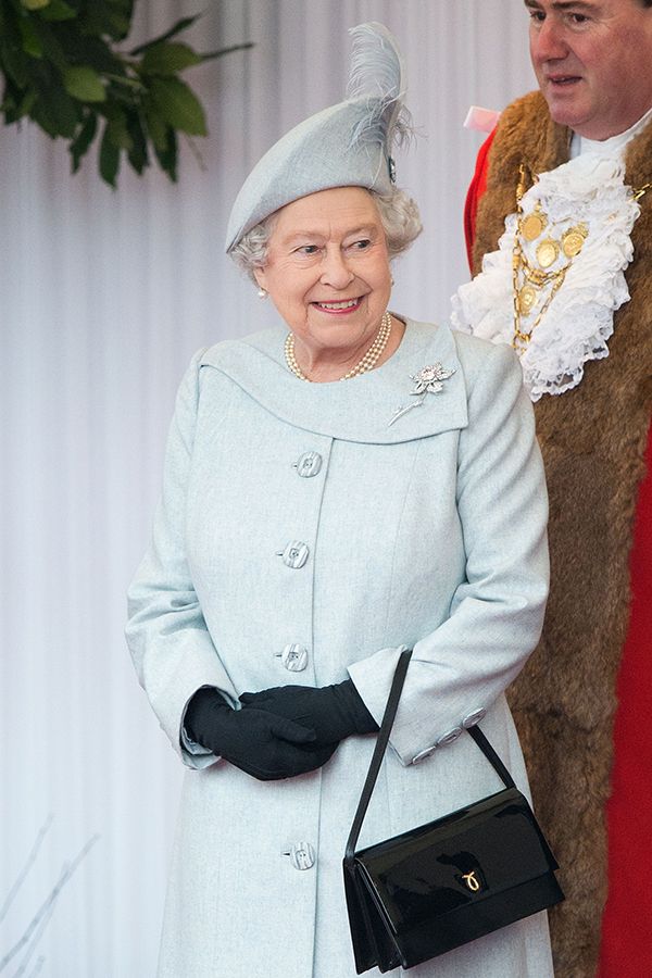 英國女王搭配黑色launer london包款