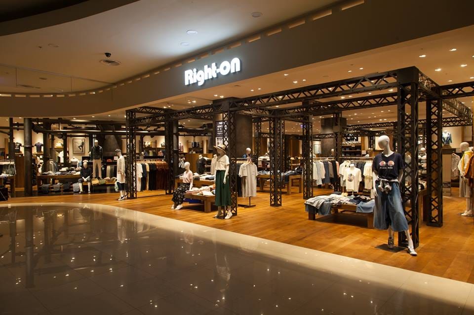 Retail, Jeans, Ceiling, Floor, Outlet store, Shopping mall, Service, Commercial building, Collection, Customer, 