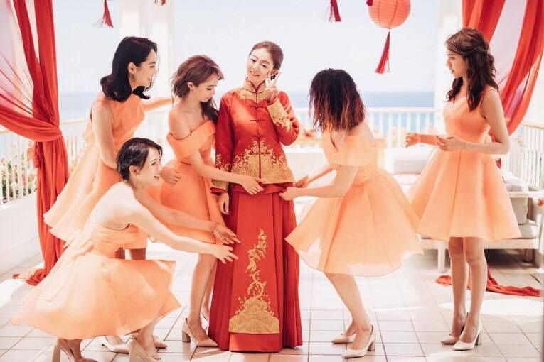 陳喬恩、劉品言、白歆惠、Linda、夏于喬等伴娘團身上穿的是安以軒親自設計的粉橘色伴娘禮服。