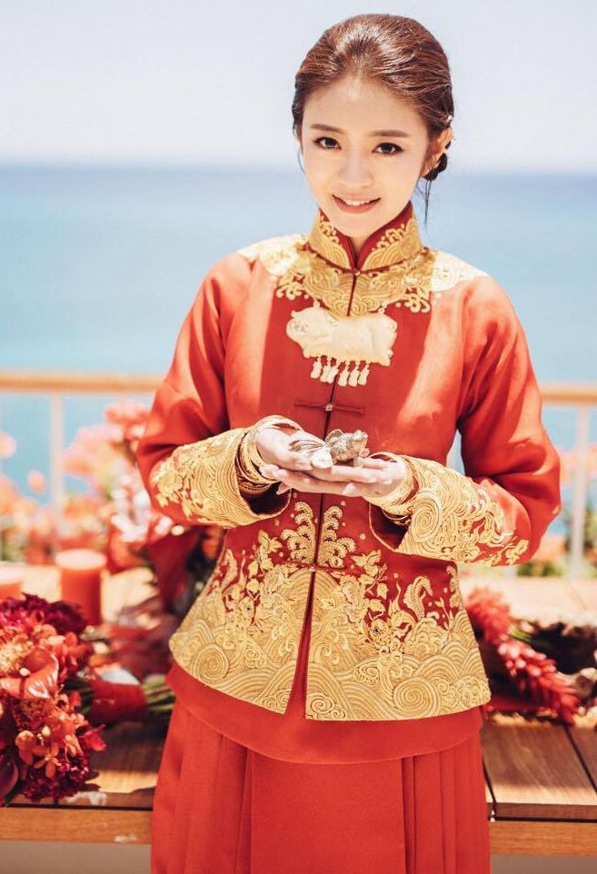 安以軒與陳榮煉迎娶儀式中穿上親自設計的大紅色中式禮服，大紅色禮服看起來完全好氣色！