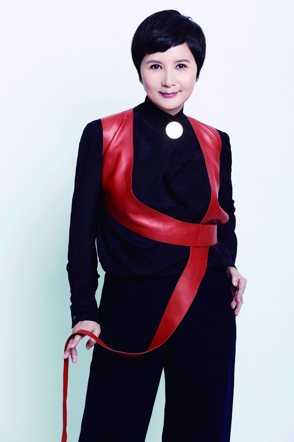 Sleeve, Shoulder, Standing, Collar, Joint, Formal wear, Style, Costume accessory, Lipstick, Costume, 