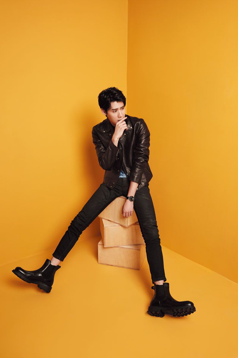 Footwear, Fashion, Standing, Yellow, Leg, Knee, Photo shoot, Joint, Leather, Shoulder, 