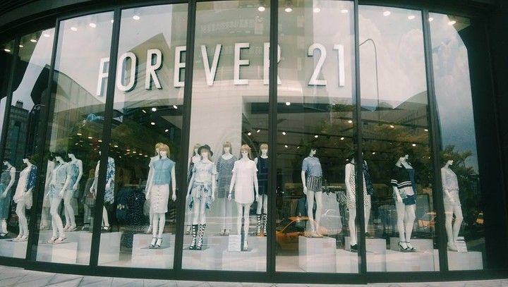 Retail, Glass, Display window, Mannequin, Commercial building, Transparent material, Display case, Outlet store, 