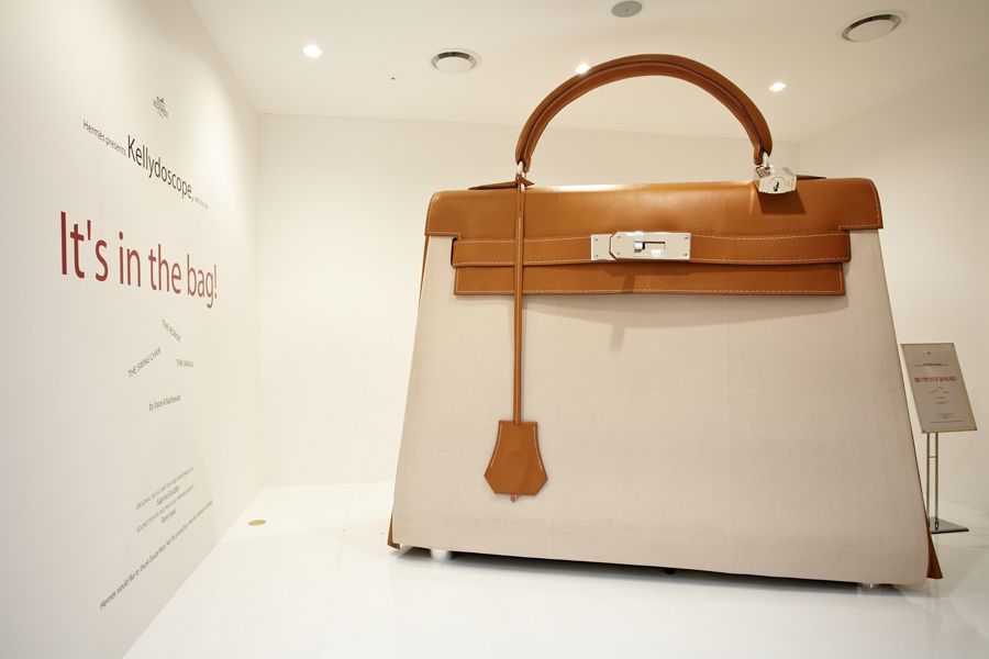 Product, Bag, Luggage and bags, Beige, Material property, Iron, Brand, Shoulder bag, Tote bag, Steel, 