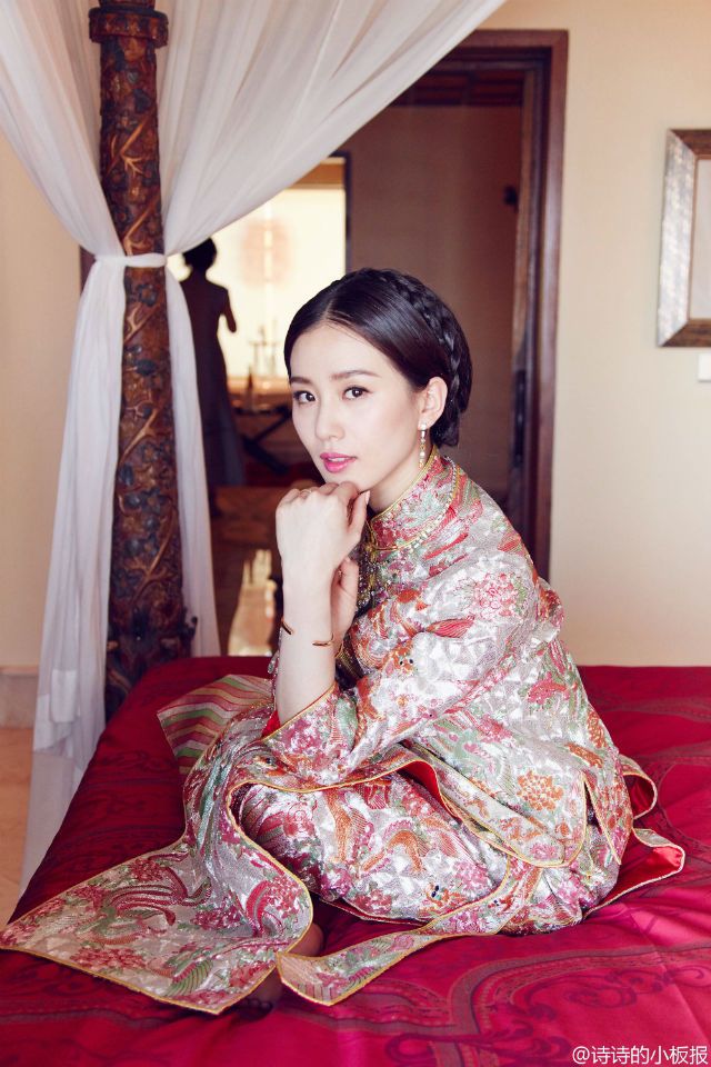 劉詩詩迎娶時身上的中式傳統禮服來自中國設計師郭培的「玫瑰坊高級訂製」。