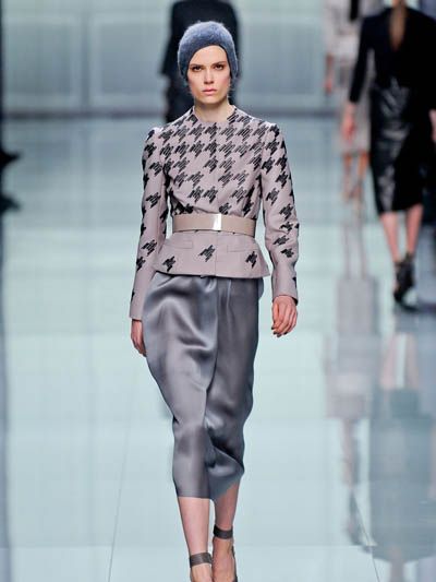 Clothing, Leg, Sleeve, Shoulder, Joint, Outerwear, Fashion show, Fashion model, Style, Pattern, 