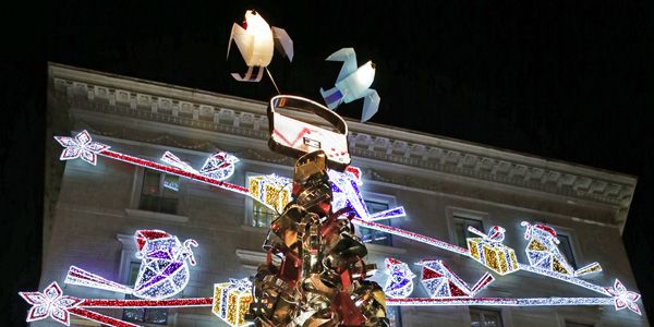 Lighting, Christmas decoration, Christmas tree, Holiday, Christmas, Tradition, Christmas eve, Christmas lights, Midnight, Christmas ornament, 