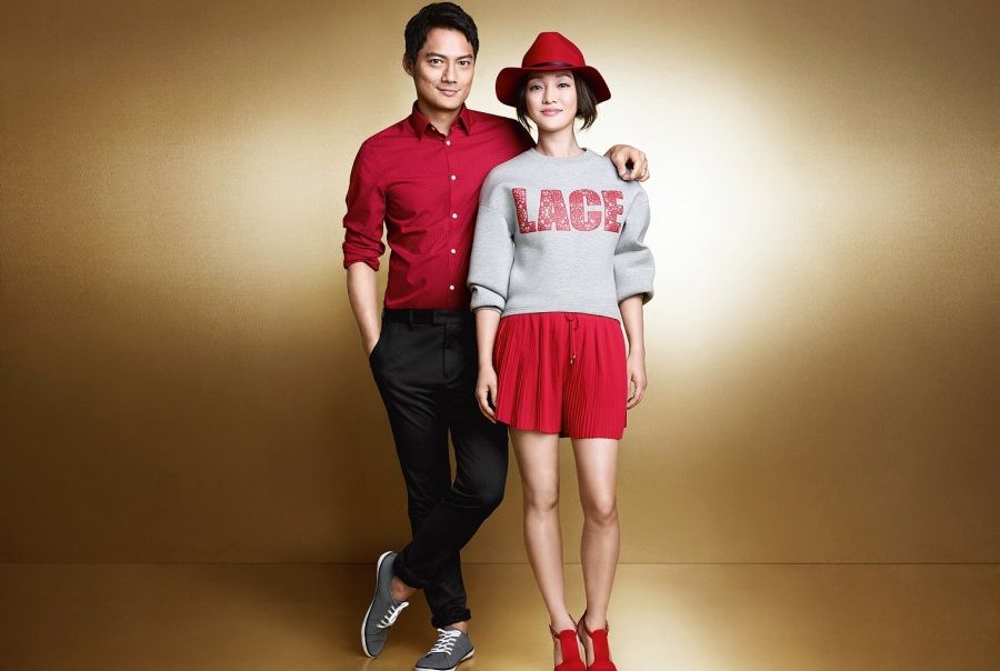 Sleeve, Shirt, Hat, Red, Standing, T-shirt, Shorts, Interaction, Fashion accessory, Waist, 