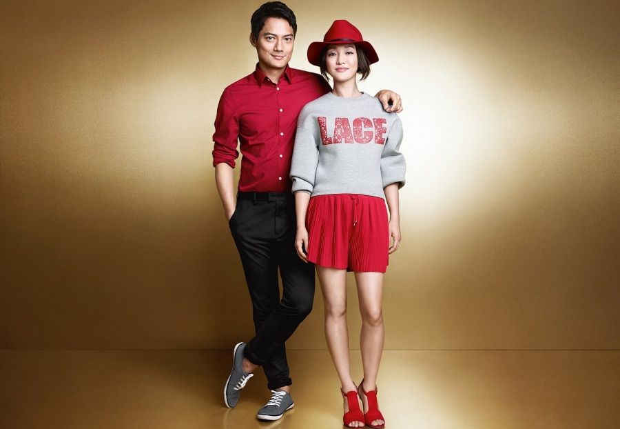 Sleeve, Shirt, Hat, Red, Standing, T-shirt, Shorts, Interaction, Fashion accessory, Waist, 