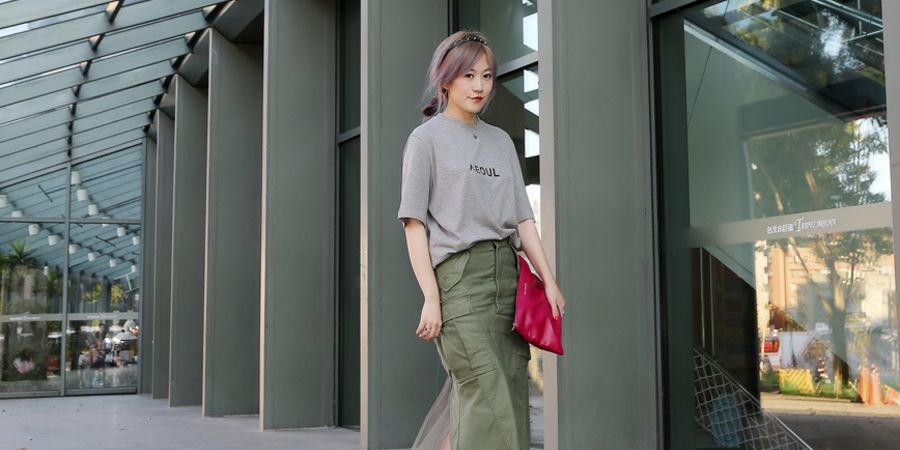 Shirt, T-shirt, Street fashion, Design, Daylighting, Rolling, Transparent material, Ankle, Cleanliness, Shadow, 