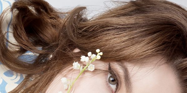 Hair, Head, Lip, Brown, Hairstyle, Eyelash, Style, Beauty, People in nature, Hair accessory, 
