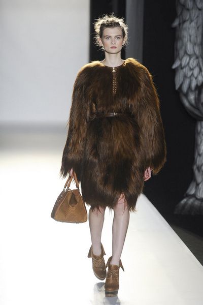 Brown, Textile, Fashion show, Fur clothing, Fashion model, Natural material, Fashion, Animal product, Liver, Costume design, 