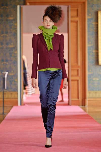 Green, Shoulder, Textile, Joint, Outerwear, Red, Standing, Fashion show, Style, Flooring, 