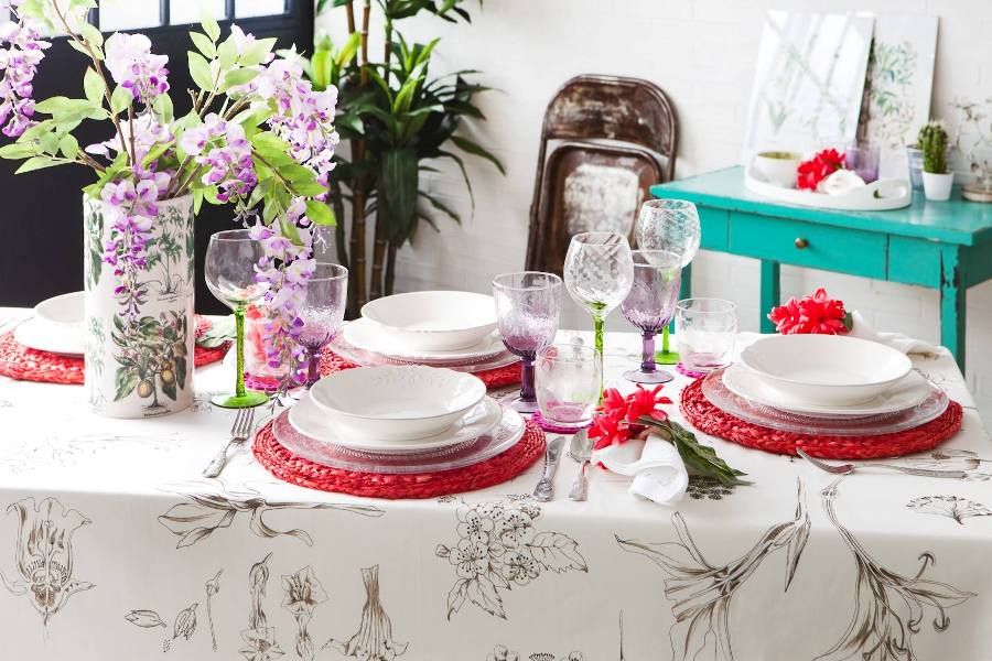 Tablecloth, Serveware, Dishware, Porcelain, Textile, Flowerpot, Table, Room, Linens, Petal, 