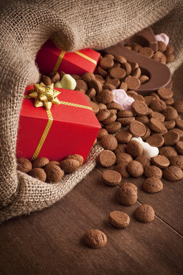 Ingredient, Produce, Ribbon, Nut, Nuts & seeds, Natural foods, Basket, Present, Natural material, Cocoa solids, 