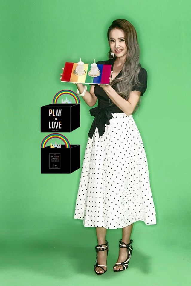 Green, Standing, Pattern, One-piece garment, Day dress, Polka dot, Box, Fashion design, Vintage clothing, Foot, 