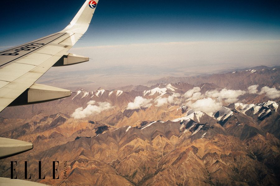 Airplane, Sky, Aircraft, Air travel, Aviation, Atmosphere, Mountainous landforms, Airliner, Landscape, Mountain range, 