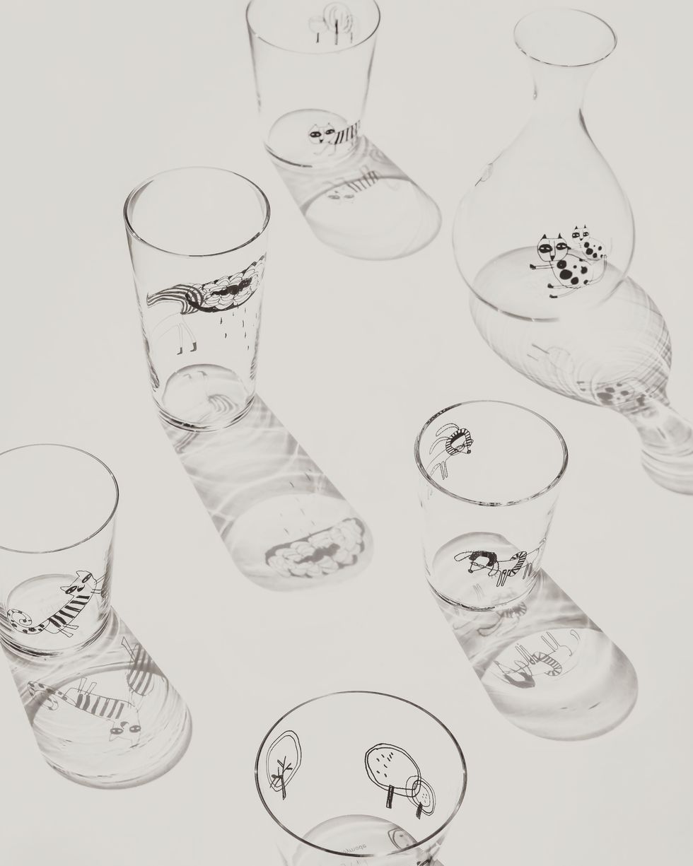 Drinkware, Glass, Liquid, Barware, White, Transparent material, Tableware, Highball glass, Black-and-white, Line art, 