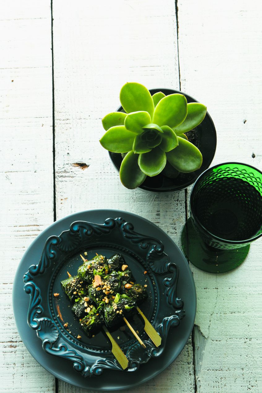 Green, Dishware, Leaf, Flowerpot, Turquoise, Teal, Houseplant, Still life photography, Annual plant, Serveware, 
