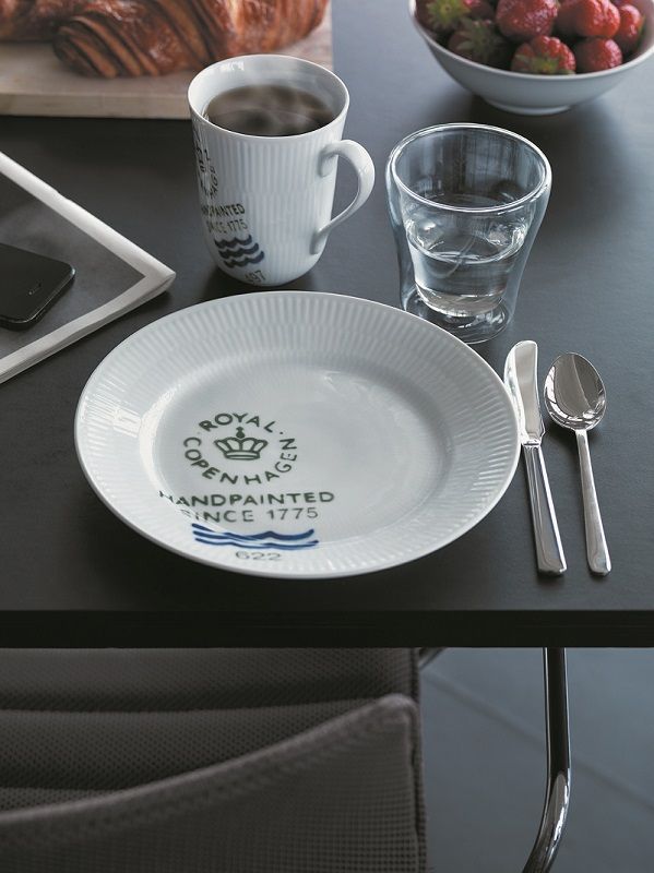 Serveware, Dishware, Drinkware, Tableware, Cup, Plate, Table, Porcelain, Ceramic, Kitchen utensil, 