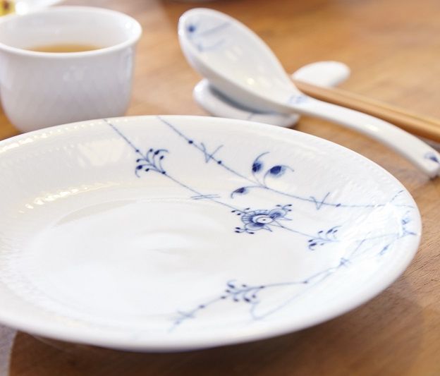 Serveware, Dishware, Porcelain, Ceramic, Kitchen utensil, Tableware, Blue and white porcelain, Mixing bowl, Pottery, Cutlery, 