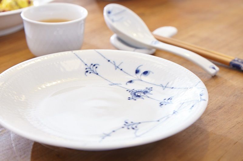 Serveware, Dishware, Porcelain, Ceramic, Kitchen utensil, Tableware, Blue and white porcelain, Mixing bowl, Pottery, Cutlery, 