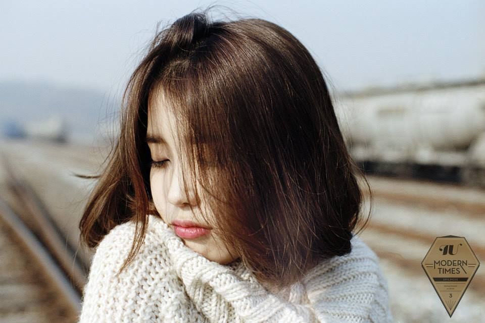 Lip, Hairstyle, Textile, Winter, Organ, Beauty, Sweater, Photography, Brown hair, Street fashion, 