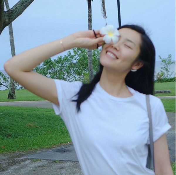 Shoulder, Happy, Summer, People in nature, Beauty, Black hair, Spring, Long hair, Active shirt, Top, 