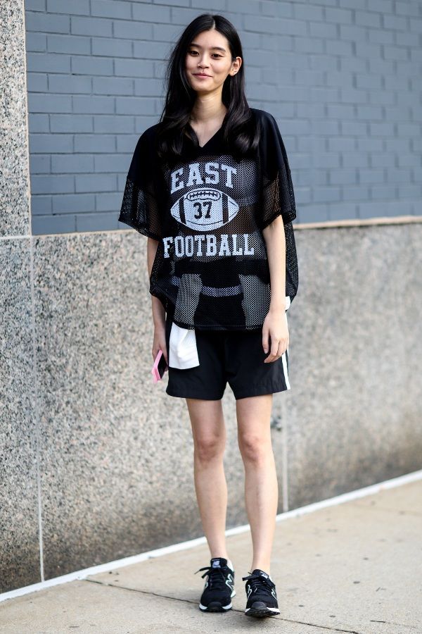 Clothing, Sleeve, Shoulder, Human leg, Joint, Outerwear, Style, Street fashion, Knee, T-shirt, 