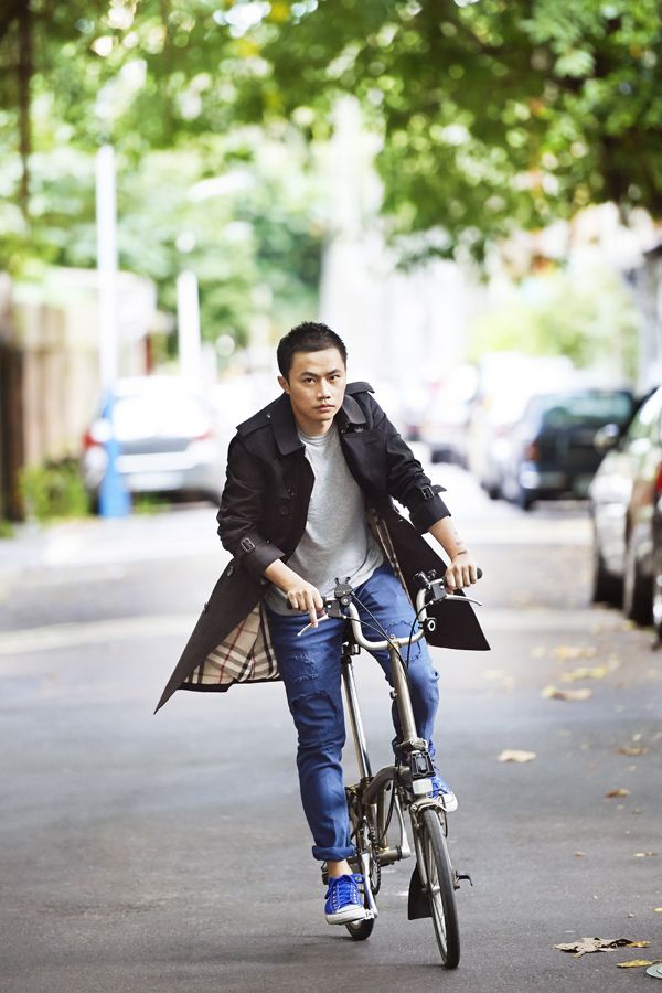 Bicycle wheel, Bicycle tire, Bicycle frame, Trousers, Jeans, Denim, Outerwear, Bicycle, Street fashion, Bicycle fork, 