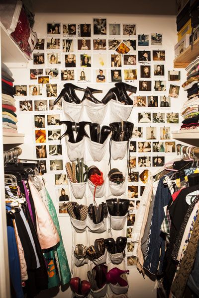 Retail, Room, Clothes hanger, Collection, Shelving, Fashion, Carmine, Outlet store, Shelf, Shoe store, 