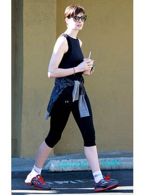 Shoulder, Standing, Joint, Human leg, Elbow, Style, Knee, Street fashion, Electric blue, Active pants, 