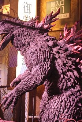 Purple, Sculpture, Jaw, Magenta, Violet, Fictional character, Mythical creature, Dragon, Snapshot, Fur, 