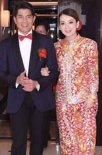 天王嫂郭富城的嬌妻方媛穿起一襲中式裙褂現身，手上戴著簡單的金器，以傳統中式婚紗亮相。
