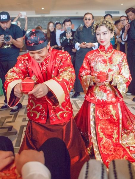 黃曉明和楊穎Angelababy的中式禮服，也是來自中國高級訂製服設計師郭培的設計。