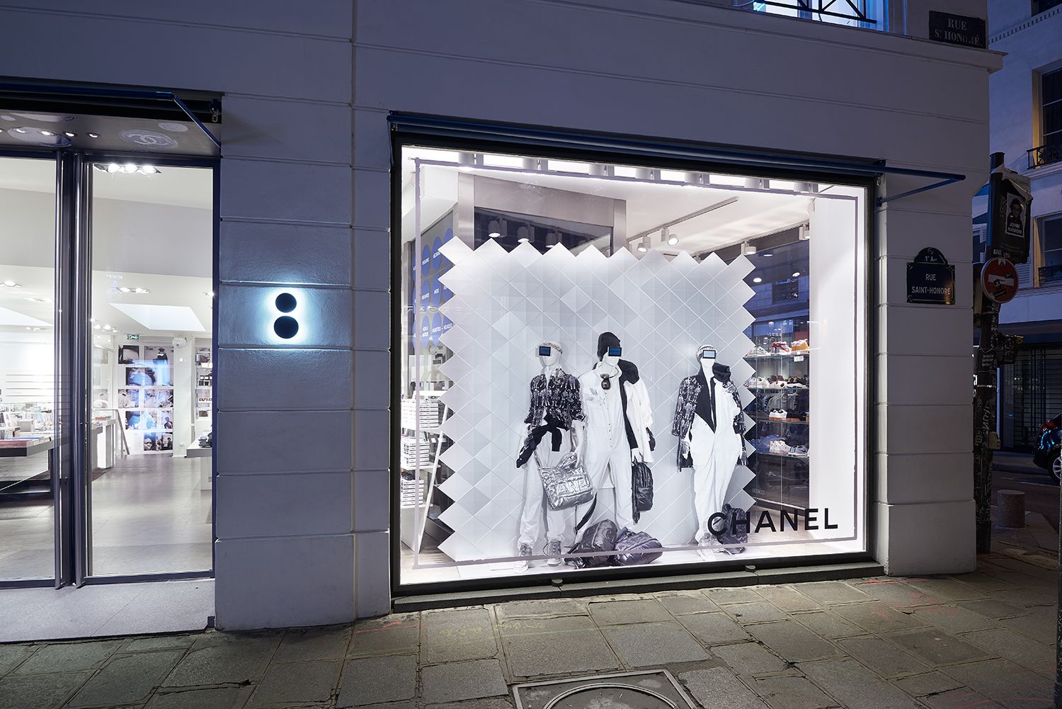 Черно белые витрины. Витрины Chanel 2022. Бутик Шанель в Париже 2023. Современные витрины для магазинов. Креативные витрины.