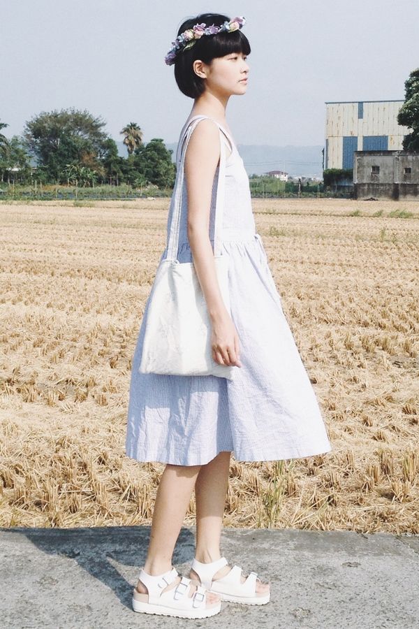 Clothing, Sleeve, Dress, Shoulder, Textile, White, Headpiece, One-piece garment, Day dress, Field, 