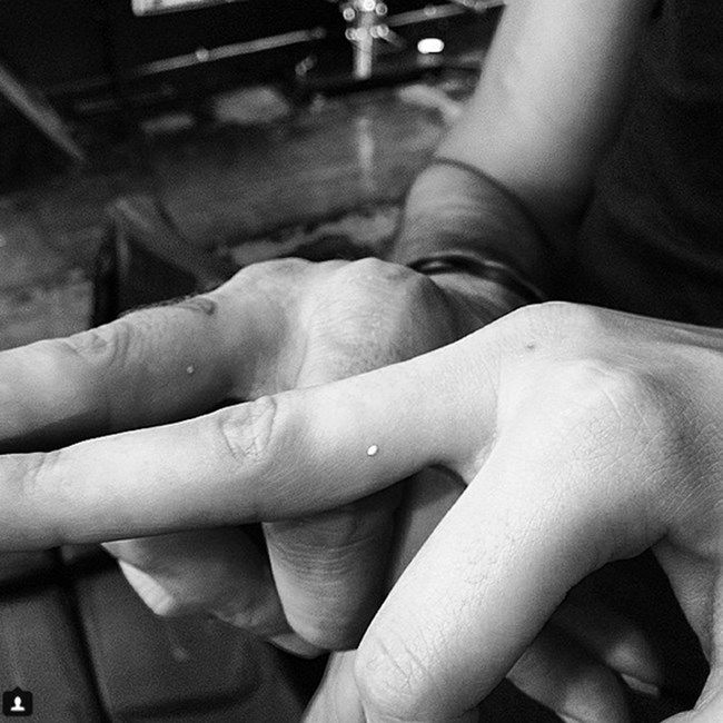 Finger, Wrist, Nail, Monochrome photography, Black-and-white, Monochrome, Gesture, Thumb, Flesh, Toe, 