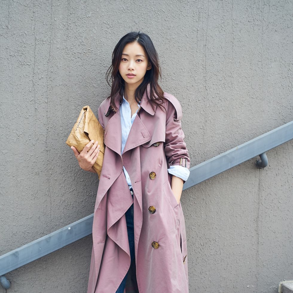 Clothing, Sleeve, Coat, Collar, Outerwear, Street fashion, Overcoat, Trench coat, Button, Stairs, 
