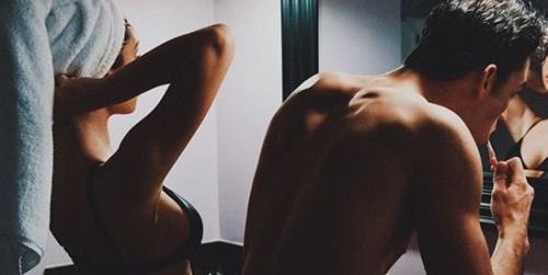 Beauty, Shoulder, Arm, Muscle, Barechested, Room, Photography, Selfie, Human body, Hand, 