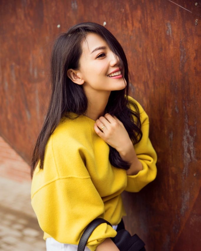 Hair, Hairstyle, Yellow, Sleeve, Happy, Black hair, Beauty, Youth, Street fashion, Thigh, 