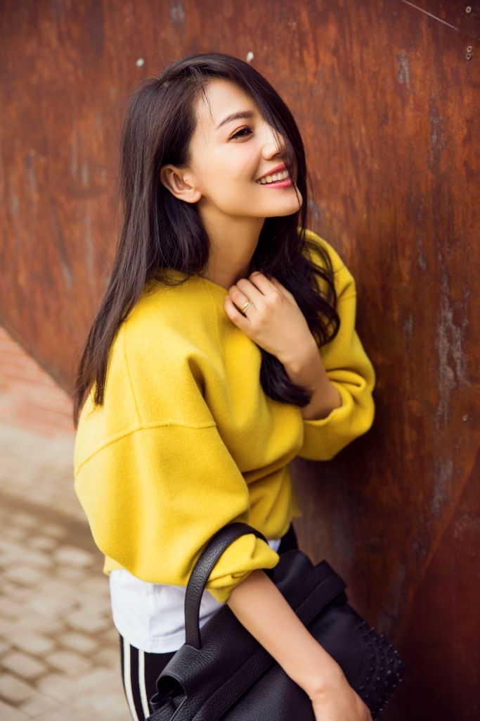 Hair, Hairstyle, Yellow, Sleeve, Happy, Black hair, Beauty, Youth, Street fashion, Thigh, 