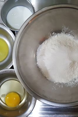 Egg yolk, Ingredient, Flour, Powder, Bread flour, Chemical compound, All-purpose flour, Whole-wheat flour, Mixing bowl, Corn starch, 