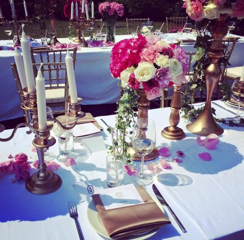 Tablecloth, Petal, Bouquet, Dishware, Centrepiece, Serveware, Flower, Pink, Floristry, Linens, 